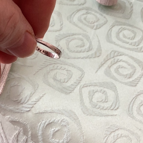 925 sterling silver band with round faceted pink stone in raised cage sett - Picture 4 of 5